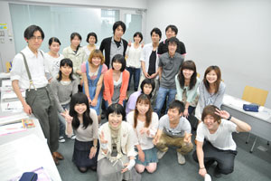 黒田教授（前列左から2番目）とゼミ生たち