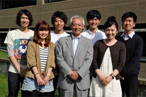 前列左から、神宮愛香さん（3年）、岡﨑昌之教授、小沼礼さん（4年）、後列左から、片瀬元貴さん（3年）、田村和一さん（3年）、室岡康平さん（3年）、小林創さん（4年）