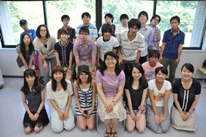 岩田教授（写真前列左から4番目）とゼミ生たち
