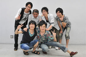 中村教授（写真後列左から2番目）と、理工学部の中でも一際華やかな研究室の学生たち