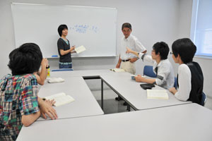 輪読の授業風景。「ノリは文系。ディスカッションも毎回活発です」（大野さん）