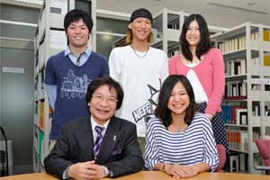 後列左から、静 拓哉さん（4年）、飯塚 悠貴さん（3年）、近藤 結梨香さん（4年）、前列左から、尾木 直樹教授、大川 佳美さん（4年）