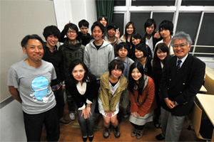 前列左から伊藤健志さん・伊藤一枝さん、前列右の須藤教授と、ゼミ生たち