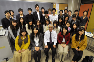前列中央のYoshi先生と、26名のゼミ生たち