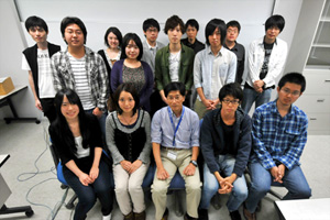 佐藤教授（前列中央）と、研究室の学部生・大学院生たち