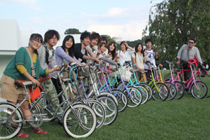 カラフルな自転車は“チャリdeアート”用に水野教授がプロデュースしたもの。夏合宿ではゼミ生たちも利用し、アートによる地域再生を学んだ