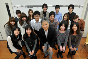杉田教授（前列中央）と、ゼミ生たち