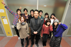 鈴木教授（前列中央）と、ゼミ生たち