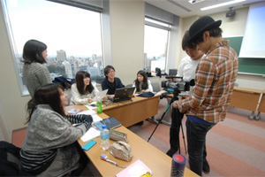 11月下旬のサブゼミ。12月6日（火）の学会発表に向け、映像チェックや編集に励む