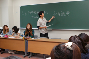 斎藤先生が研究の方法論について説明しているゼミ活動の一コマ