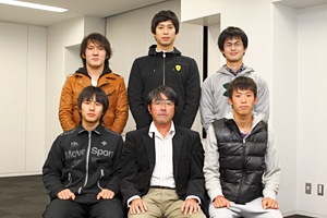 後列左から、内田貴博さん（スポーツビジネスコース4年）、野中翔太さん（ヘルスデザインコース3年）、 牧原正高さん（スポーツビジネスコース4年）。前列左から、山﨑雄大さん（ヘルスデザインコース2年）、 成田道彦専任講師、西池和人さん（スポーツコーチングコース2年）