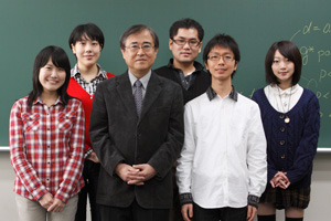 後列左から、農本可南子さん（3年）、田中桂太郎さん（4年）、三輪知世さん（3年）。前列左から、曽田彩夏さん（4年）、吉村浩一教授、森治正勝さん（3年）。