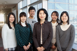 後列左から、仲尾望さん（3年）、戸塚智沙登さん（4年）。前列左から、髙橋多瑛子さん（3年）、小林夏帆さん（3年）、今泉教授、小竹優美さん（3年）※学年は2012年3月現在