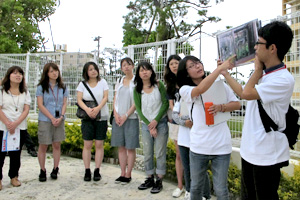 沖縄研修では、沖縄国際大学の学生から基地問題などを学んだ