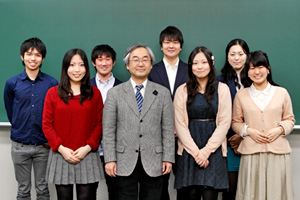 後列左から、木村大志さん（2012年3月卒業）、曽根健人さん（4年）、村田充範さん（4年）、新木優花さん（3年）。前列左から、安藤江里子さん（4年）、洞口教授、清水優佳さん（3年）、髙橋夏穂さん（3年）
