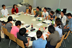 6月20日（水）のゼミ風景。何をどう学ぶかもゼミ生が決める学生主体の佐々木ゼミは、4年生2人が3年生1人をOJTすることも特徴