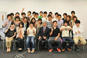 福岡教授（前列中央）とゼミ生たち