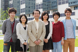 左から、諸杉健志さん（4年）、入谷有香さん（4年）、川岸郁朗教授、辻友香子さん（4年）、奥野亜沙子さん（4年）、玉井怜さん（4年）