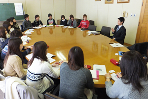 ゼミの先輩でもある鈴木直道夕張市長に話を伺う