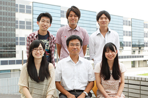 後列左から、元木駿さん（コンピュータ科学科4年）、夏目翔太さん（ディジタルメディア学科4年）、鈴木優さん（ディジタルメディア学科4年）。前列左から、中溝瞳さん（ディジタルメディア学科4年）、藤田悟教授、森田晴香さん（ディジタルメディア学科4年）
