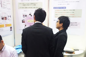10月下旬に出展した「INCHEM 東京」にて。展示会や各種大会への積極参加に対し「モチベーションの一つになれば」と話す森准教授も、これまで多くの研究賞を受賞している