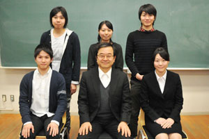 前列左から、加藤雅人さん（ゼミ長・3年）、須藤教授、根本萌花さん（野球係・3年）。後列左から、毛利優樹さん（合宿係・4年）、亀田奈央子さん（元ゼミ長・4年）、二子石有佑さん（野球係・4年）