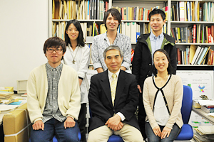 前列左から、江口貴広さん（副ゼミ長）、林茂教授、高橋百合子さん。後列左から、岸本七海さん（ゼミ長）、大 槻龍之介さん、小畑和之さん。学生5 人は全員、理工学部機械工学科4 年
