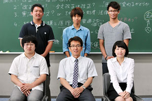 前列左から、木村駿さん（4年）、内藤淳准教授、金井梨沙さん（4年）。後列左から、山本泰久さん（4年）、今田貴也さん（3年）、小出悠平さん（3年）。全員文学部哲学科