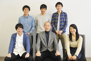 前列左から、阿部雅人さん（ゼミ長）、清雲栄純教授、梅田千穂さん。後列左から、沼尻健さん、相馬將夏さん、吉澤建人さん。（全員、スポーツ健康学部4年）