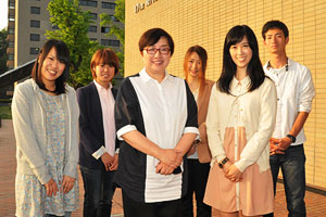 写真左から、上田詩織さん（全体兼4年ゼミ長）、玉木愛さん（3年副ゼミ長）、石井享子教授、小松真子さん（2年ゼミ長）、遠大媛莉奈さん（3年ゼミ長）、石田健太郎さん（2年副ゼミ長）※ 全員、現代福祉学部福祉コミュニティ学科