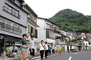 昨年度のゼミ旅行の様子。鳥取・島根へ行き、昼は出雲大社をはじめとする建築を見て回り、さまざまな空間体験をした。夜は名建築に宿泊し、花火をするなどゼミ生同士の仲を深めた