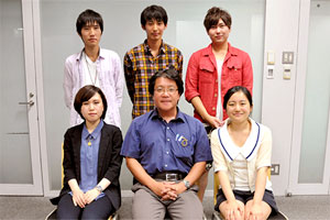 前列左から、米山奈津美さん（3年）、藤村教授、掛川千奈未さん（3年）、後列左から、宮内智哉さん（副ゼミ長・2年）、中村研士郎さん（2年）中山功貴さん（ゼミ長・3年）※ 全員、文学部日本文学科