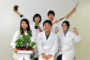 前列左から、千葉萌枝子さん（3年）、佐野俊夫教授、山田夕葵さん（3年）。後列左から、白坂優紀さん（4年）、小佐野星さん（ゼミ長・4年）※全員、生命科学部応用植物科学科