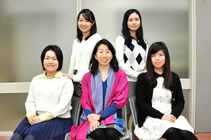 前列左から、中田能子さん、竹内教授、大川紗季さん。後列左から、上村真琴さん、大塚菜央子さん。※学生は全員、国際文化学部国際文化学科4年