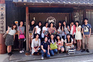 昨年9月にゼミ合宿で訪れた愛知県岡崎市の味噌蔵にて