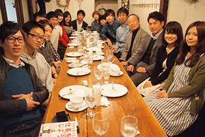 The Big IssueJapan CEO佐野章二氏を招聘した際の懇親会。通常ゼミでも頻繁に企業家との交流を図っている