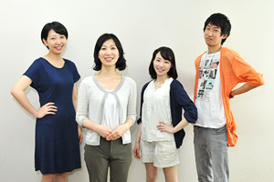 左から、原澤理未さん（4年）、遠藤准教授、松田奈津美さん（3年）、篠原礼樹さん（3年）※全員、キャリアデザイン学部キャリアデザイン学科