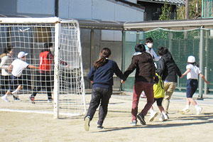 毎年2回、青山学院大学と合同で行う離島での合宿。小中学生へのレクリエーションによるボランティアは、予算管理や学校職員の方との調整も含めてゼミ生が担う