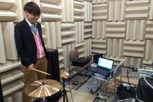 シンバル音響解析実験の様子。壁からの反響音を排除するため、実験は研究室内にある無響室で実施する