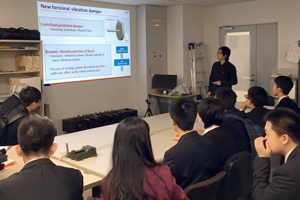 昨年10月小金井キャンパスを見学に訪れた大連理工大学軟件学院の学生に、研究内容を発表