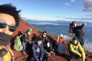 夏に開催する合宿は、富士登山が恒例。学外研究というよりはメンバー同士の親睦を深めるのが狙い