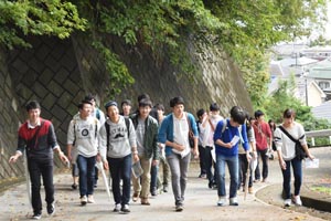 2015年10月に小田原で開催した野外学習（巡検）。大地震の地形的痕跡について現地で検討した