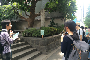 2016年6月に開催した巡検では、大手町界隈を見て歩きながら、江戸時代の東京の地形と歴史の関わり合いを検討した（写真は将門塚）