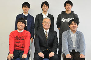 前列左から、笹原規睦さん（コンピュータ科学科）、花泉弘教授、和田優輝さん （ディジタルメディア学科）、後列左から、琴寄祥生さん（コンピュータ科学科）、 当麻凌平さん（ディジタルメディア学科／ゼミ長）、赤見悠弐さん（ディジタルメ ディア学科）　※全員、情報科学部4年