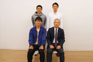 前列左から、堀井廉士さん（ゼミ長）、平野裕一教授、 後列左から、髙橋稜平さん、柴田啓さん　 （全員、スポーツ健康学部スポーツ健康学科3年）