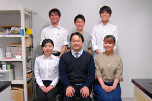 前列左から、川尻里奈さん、渡邊雄二郎准教授、大塚美咲さん、後列左から、保坂拓海さん（ゼミ長）、上村一馬さん、政所良亮さん（全員、生命科学部環境応用化学科4年）