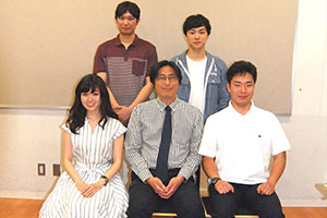 前列左から、清水碧さん（4年）、西田幸介教授、篠山健太朗さん（4年／前ゼミ長）、 後列左から、白石悠貴さん（4年）、久岡将大さん（3年／ゼミ長）（全員、法学部法律学科）