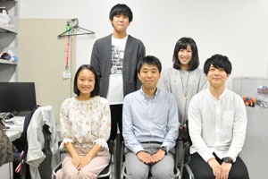 前列左から、熊﨑優美さん（4年）、曽和義幸准教授、阿部夏五斗さん（3年）、 後列左から、髙井亮太郎さん（3年）、竜野真理衣さん（3年） ※全員、生命科学部生命機能学科