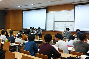 立正大学、流通経済大学、首都大学東京の学生たちとの合同ゼミ。初対面のメンバーと協議しながらのディベートで、自主性や協調性を培う
