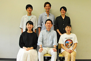 前列左から、谷川てまりさん（3年）、金築優准教授、野沢瑠花さん（3年）、後列左から、 小畑駿さん（3年／ゼミ長）、川島治範さん（4年）、船木省吾さん（4年／ゼミ長）　 ※全員、現代福祉学部臨床心理学科